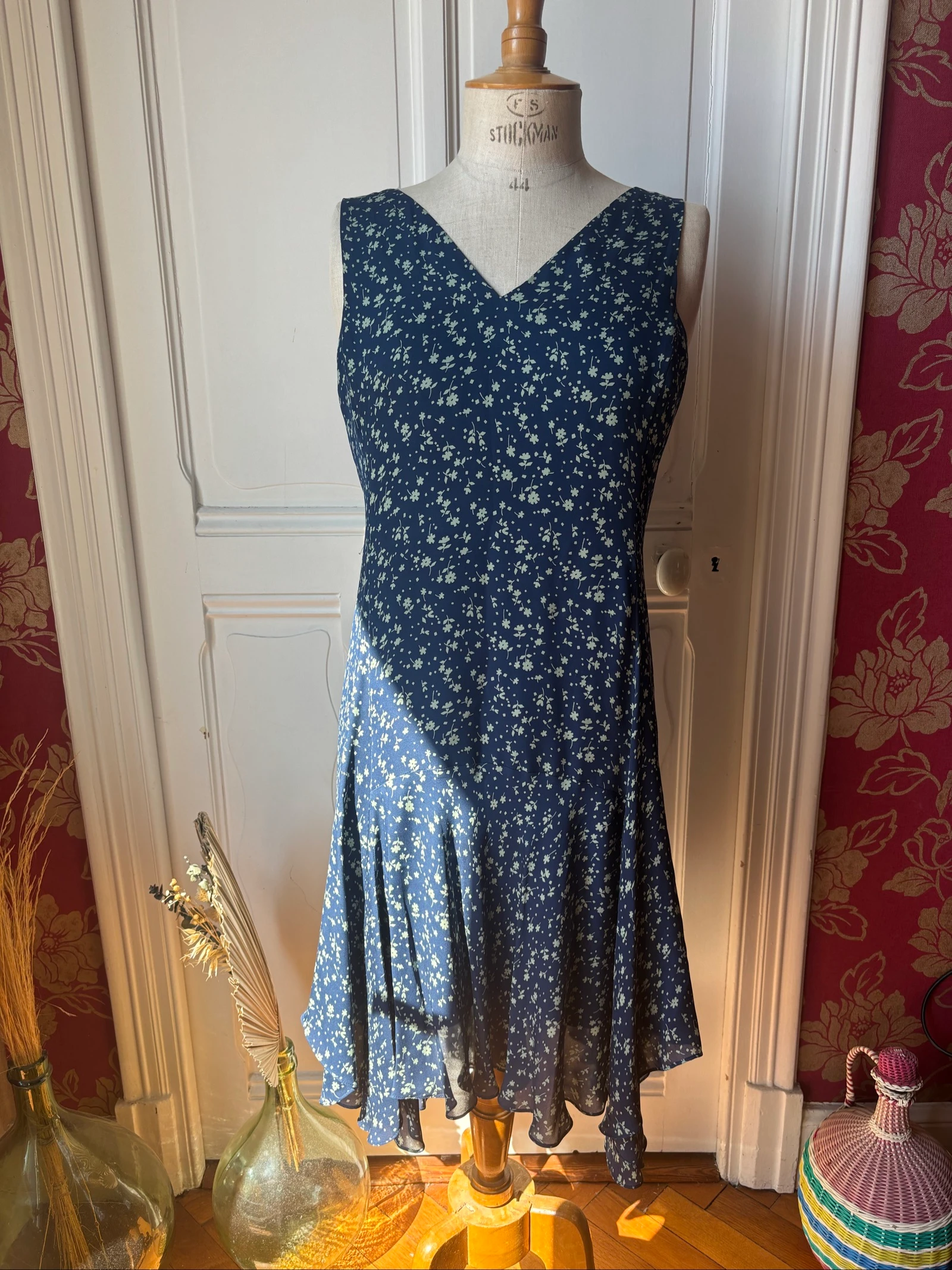 Superbe robe doublée Polo Ralph Lauren 100 % soie, bleu marine à imprimé petites fleurs blanches.